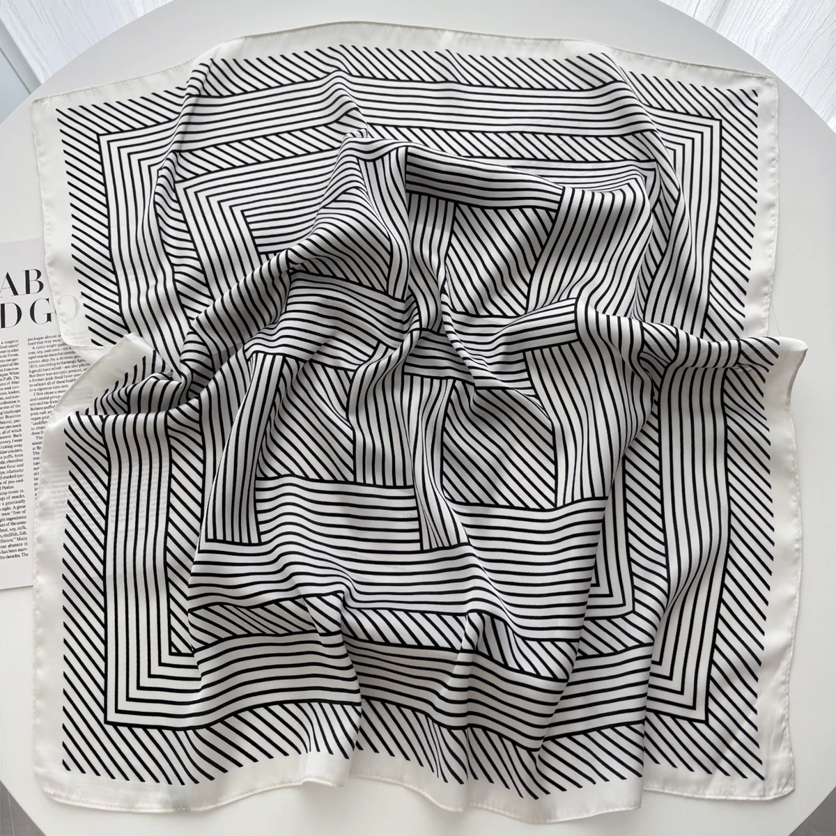 Flor impressa lenço quadrado e - Ascot Neck Scarf avaliação e preço